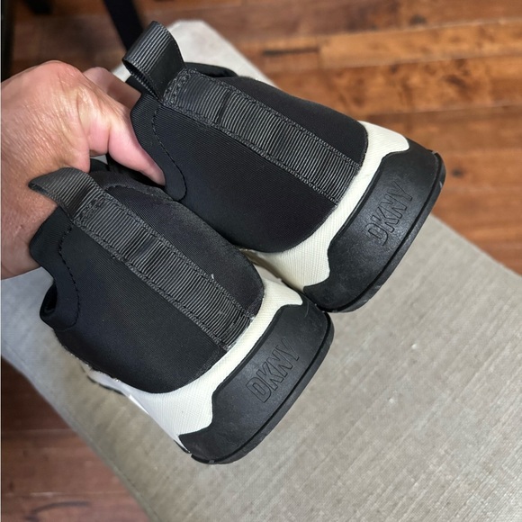 DKNY
Big Girls Slip On Sneakers sz 5 - Picture 5 of 8